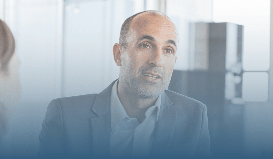 Geschäftsgespräch zwischen drei Personen, Berater erklärt eine Lösung.